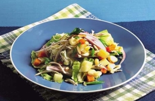 Salpicón de pollo con almendras